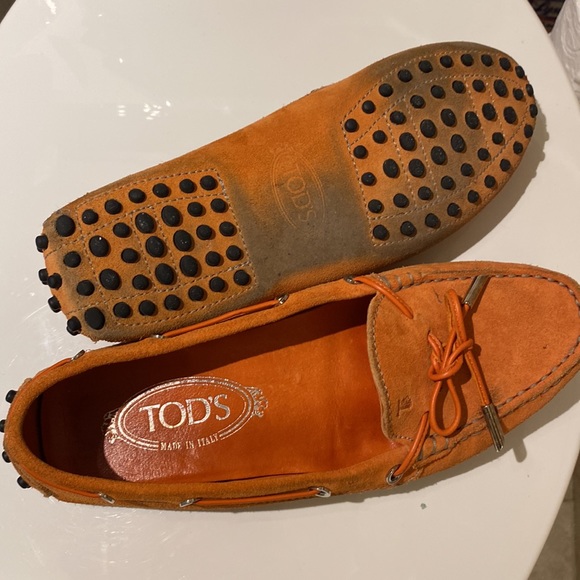 Always a favorite Tods Round Toe slip on. Good preowned condition - Picture 6 of 8